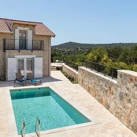 Peaceful Stone Nest With Private Pool فيلة